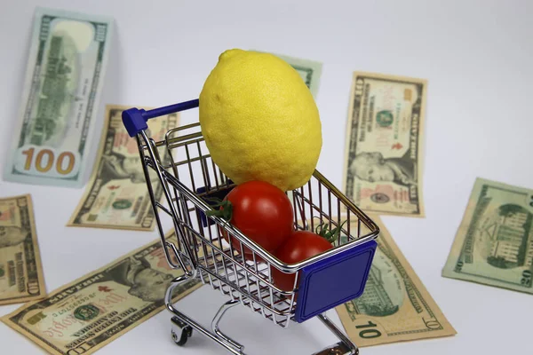 Zicht Geïsoleerde Winkelwagentje Met Verse Groenten Fruit Dollar Contant Geld — Stockfoto