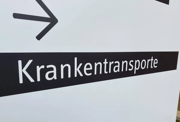 Zicht Geïsoleerde Richting Informatiebord Met Duitse Letters Krankentransporte Het Ziekenhuis — Stockfoto