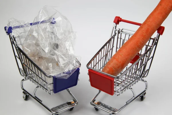 Zicht Twee Geïsoleerde Winkelwagentjes Met Één Geïsoleerde Wortel Veel Plastic — Stockfoto