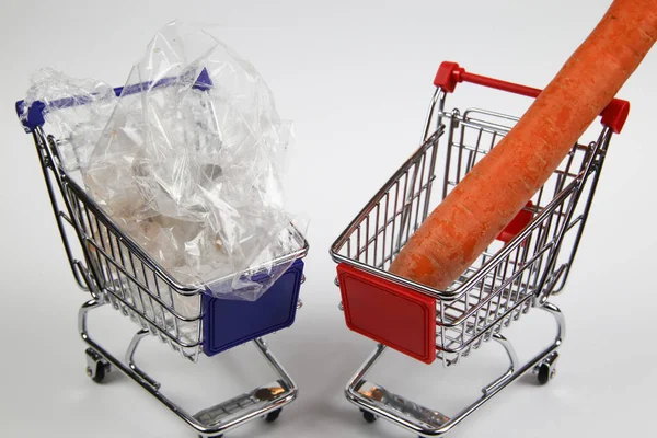 Zicht Twee Geïsoleerde Winkelwagentjes Met Één Geïsoleerde Wortel Veel Plastic — Stockfoto