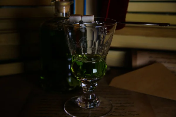 Vue Sur Verre Absinthe Isolé Bouteille Dans Une Atmosphère Sombre — Photo