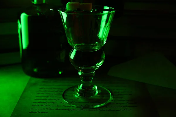 Vue Sur Verre Absinthe Isolé Bouteille Dans Une Atmosphère Sombre — Photo