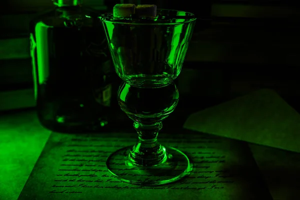 Pohled Izolované Absint Sklo Láhev Ponuré Zelené Noční Atmosféře — Stock fotografie