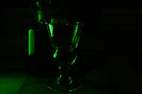暗い緑の夜の雰囲気の中で孤立したアブサンガラスとボトルの景色 — ストック写真