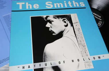 Viersen, Almanya - 9 Ocak. 2024: The Smiths 'in yakın çekimi İngiliz rock grubu vinil albüm kapağı içi boş şapkalarla dolu 1984 (merkeze odaklan)