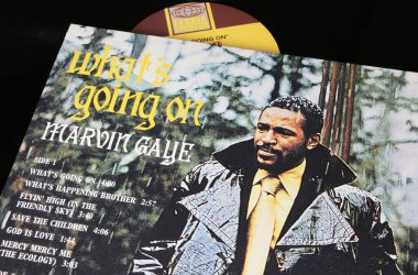 Viersen, Almanya - 9 Ocak. 2024: Şarkıcı Marvin Gaye 'in kapanışı Vinil albüm kapağı What Going On from 1971 (odak noktası merkez)