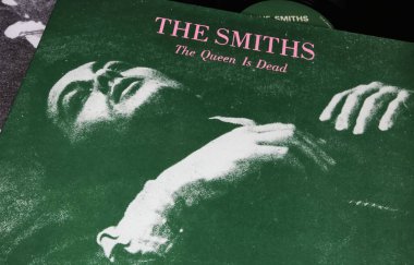 Viersen, Almanya - 9 Ocak. 2024: The Smiths 'in yakın çekimi İngiliz rock grubu vinil albüm kapağı The Queen is dead from 1986 (focus on center)