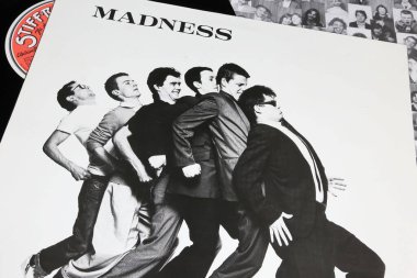 Viersen, Almanya - 9 Ocak. 2024: İngiliz Ska grubunun kapatılması: Madness Vinil albüm kapağı 1979 'dan bir adım sonra (merkeze odaklan)
