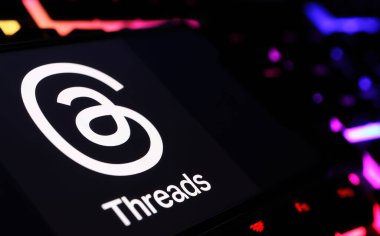 Viersen, Almanya - 9 Şubat. 2024: Bilgisayar klavyesindeki başlıkların logo harfleriyle akıllı telefonun kapatılması