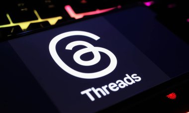 Viersen, Almanya - 9 Şubat. 2024: Bilgisayar klavyesindeki başlıkların logo harfleriyle akıllı telefonun kapatılması