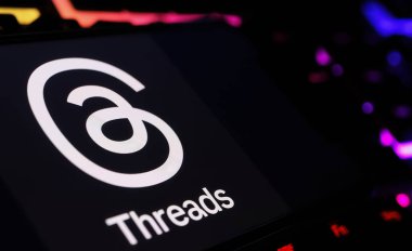 Viersen, Almanya - 9 Şubat. 2024: Bilgisayar klavyesindeki başlıkların logo harfleriyle akıllı telefonun kapatılması