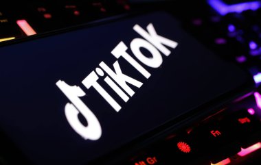 Viersen, Almanya - 9 Şubat. 2024: Bilgisayar klavyesinde TikTok simgesi bulunan akıllı telefonun kapatılması