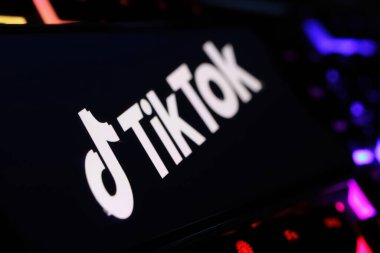 Viersen, Almanya - 9 Şubat. 2024: Bilgisayar klavyesinde TikTok simgesi bulunan akıllı telefonun kapatılması