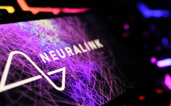 Офесен Германия Февраля 2024 Крупный План Смартфона Логотипом Neuralink Клавиатуре Лицензионные Стоковые Изображения