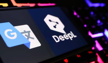 Viersen, Almanya - 9 Şubat. 2024: Bilgisayar klavyesinde Google ve DeepL çeviri servisinin logo harfleriyle Smartphone ekranının kapatılması