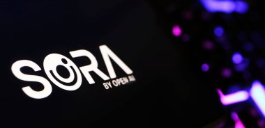 Viersen, Almanya - 9 Şubat. 2024: Bilgisayar klavyesinde AI Sora video oluşturucu aracının logo harfleriyle Smartphone ekranının kapatılması
