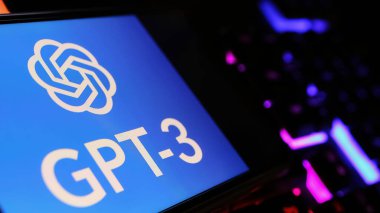 Viersen, Almanya - 9 Şubat. 2024: Bilgisayar klavyesindeki openai tarafından Chat GPT 3 logosu ile Smartphone ekranının kapatılması