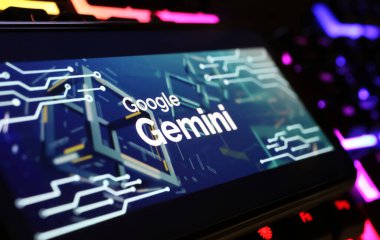 Viersen, Almanya - 9 Şubat. 2024: Bilgisayar klavyesinde Google Gemini logosu bulunan Smartphone ekranının kapatılması