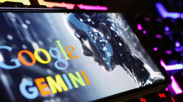 Viersen, Almanya - 9 Şubat. 2024: Bilgisayar klavyesinde Google Gemini logosu bulunan Smartphone ekranının kapatılması