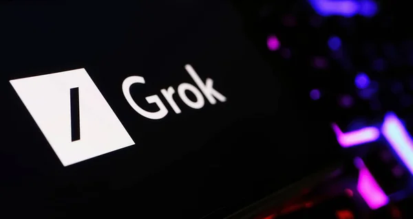 Viersen, Almanya - 9 Şubat. 2024: Bilgisayar klavyesinde Grok AI sohbet robotunun logo harfleriyle Smartphone ekranının kapatılması