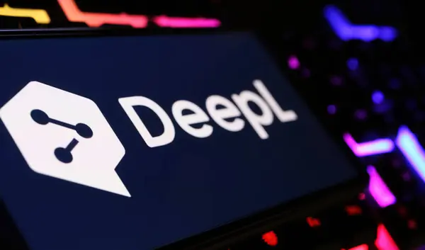 Viersen, Almanya - 9 Şubat. 2024: Bilgisayar klavyesinde DeepL çeviri servisinin logo harfleriyle Smartphone ekranının kapatılması