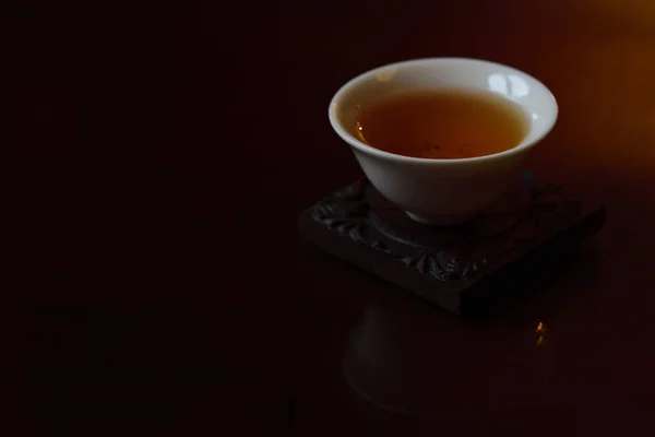 Small White Chinese Teacup Black Fresh Tea Stands Brown Dark — Stock Photo, Image