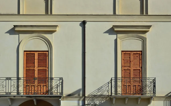 Typische Fassade Eines Hauses Sizilien Italien Mit Metallbalkonen Und Fenstern — Stockfoto
