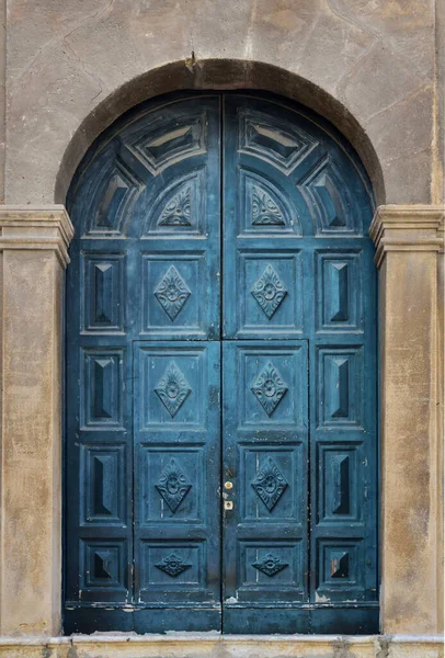 Fondo Con Una Vieja Histórica Envejecida Puerta Madera Azul Una —  Fotos de Stock