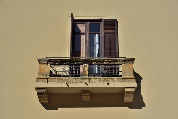 Тлі Будинку Фасадом Типовим Середземноморським Балконом Вікном Балкону Дерев Яним — стокове фото
