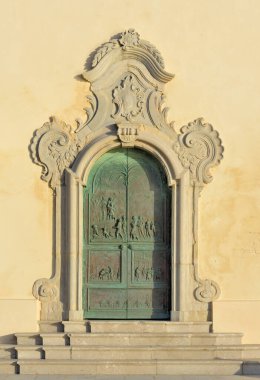 11 / 08 / 2019, Sicilya 'nın Mazara del Vallo kentindeki küçük San Vito kilisesinin tarihi kapısı, Yeni Ahit' in çeşitli motifleriyle süslenmiş..