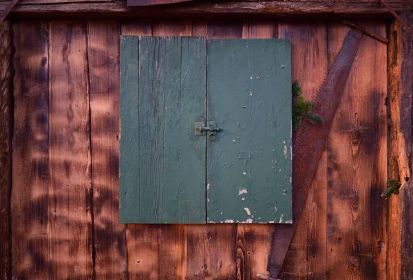 Ξύλινο Φόντο Παλαιού Ξύλινου Τοίχου Υπερυψωμένο Κλειστό Πράσινο Παράθυρο Και — Φωτογραφία Αρχείου