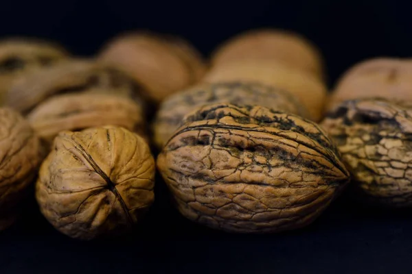 Primer Plano Grupo Nueces Sin Cáscara Sobre Fondo Oscuro —  Fotos de Stock