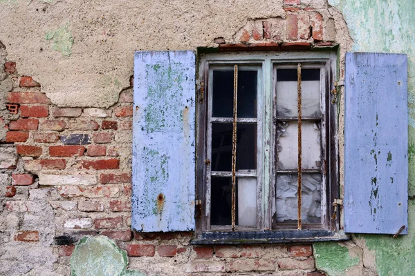 Старе Розбите Вікно Вивітрюваній Стіні Старого Будинку Вивітреними Кольоровими Віконцями — стокове фото