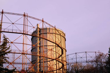 01 / 09 / 2020, Almanya 'nın Augsburg kentinin doğusundaki tarihi ve listelenmiş gaz tesislerinde, güneş doğuyor ve en büyük benzin deposunu kırmızı ışıkta yıkıyor.