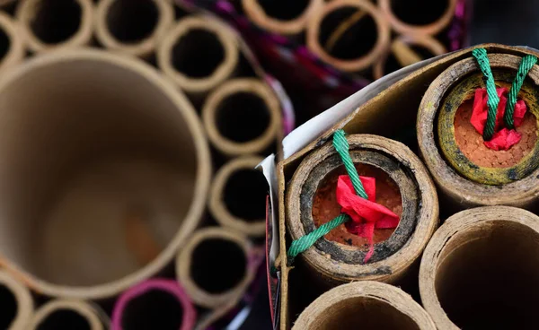 Sylvester gecesinden ya da partiden arta kalan kısmen yanmış havai fişeklerin yakın çekim ve üst görüntüsü.