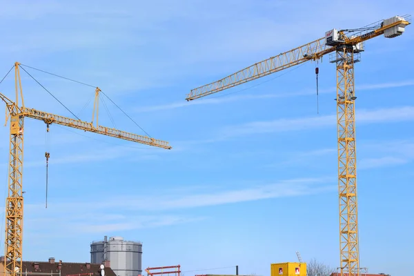 2020 Augsburg Duitsland Twee Gele Bouwkranen Vormen Een Frame Een — Stockfoto