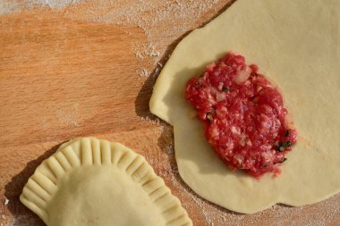 Rus Cheboreki 'nin yeni hazırlanmış hamur ve kıyma manzarası.