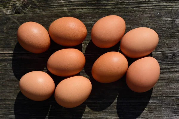 Uova Pollo Marroni Fresche Trovano Tavolo Legno Intemperie Sono Fotografate — Foto Stock