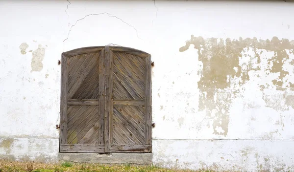 Ein Altes Holztor Einer Weißen Alten Mauer Von Der Der — Stockfoto