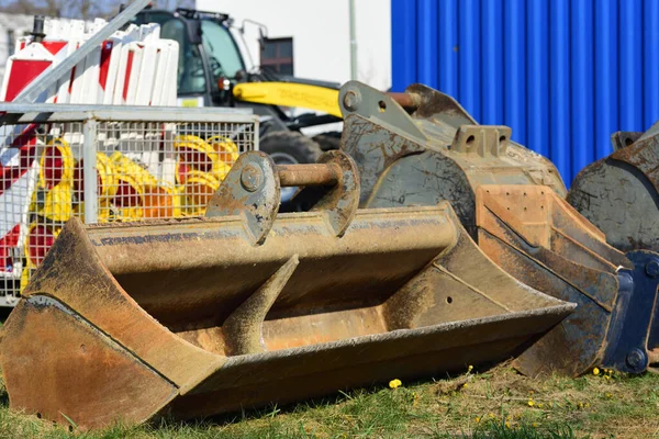 Verscheidene Gebruikte Vuile Graafmachines Liggen Een Verlaten Bouwplaats Aarde — Stockfoto