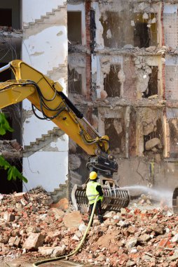 Augsburg yakınlarındaki Neusss 'ta eski bir otel yıkıldı ve bir işçi toza su püskürttü.