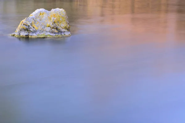 Uma Única Rocha Está Beira Água Calma Pela Manhã Nascer — Fotografia de Stock