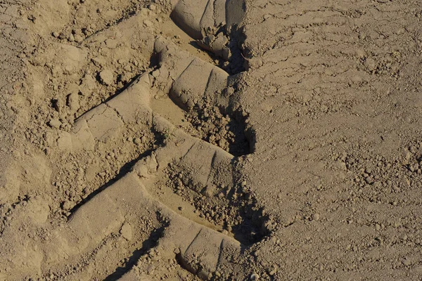 Close Textuur Van Het Spoor Van Een Tractorband Blote Grond — Stockfoto