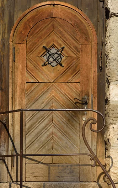 Una Vieja Puerta Histórica Madera Una Vieja Pared Formato Retrato —  Fotos de Stock