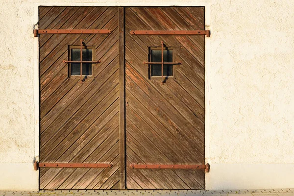 Yatay formatta eski bir duvardaki eski tarihi ahşap kapı