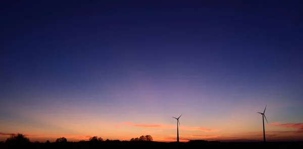 夕阳西下 有深蓝色的天空和2个风力发电厂发电 — 图库照片
