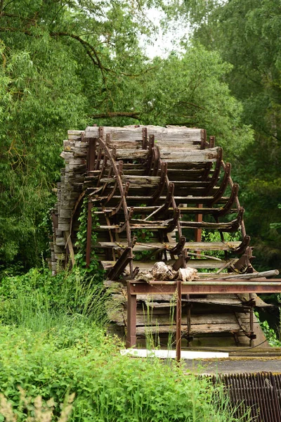 Een Oude Verweerde Molen Wiel Gemaakt Van Hout Het Midden — Stockfoto