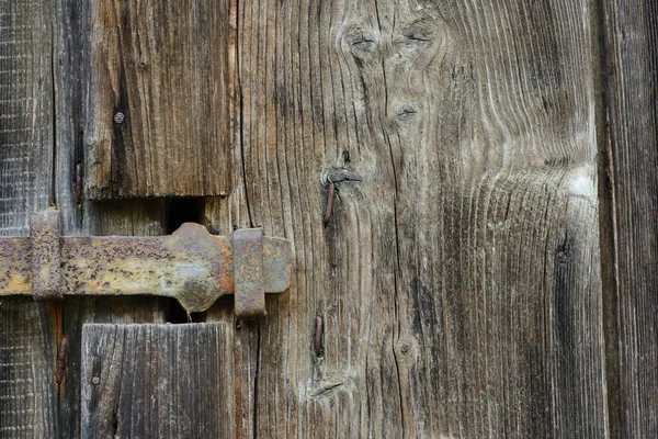 Fundo Detalhe Uma Velha Porta Madeira Desgastada Com Uma Trava — Fotografia de Stock