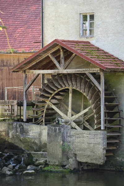 Una Vieja Rueda Molino Madera Edificio Antiguo Borde Río —  Fotos de Stock