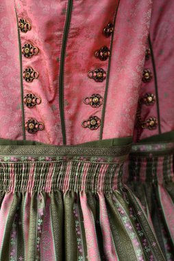 Bavyera 'da kurdeleli ve dekoratif düğmeli geleneksel pembe Dirndels' in yakın çekimi